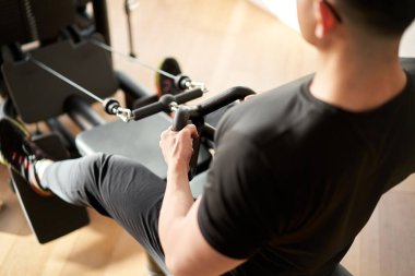 Düşük makaralı bir makinede Asyalı adam eğitimi