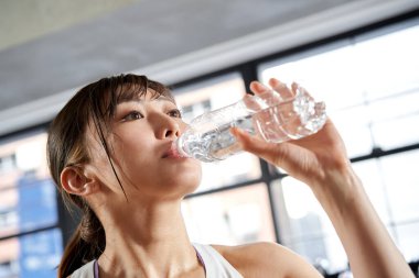 Eğitimden sonra su içen Asyalı kadınlar