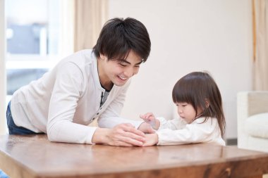 Asyalı kız babamla tablete bakıyor.
