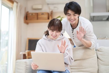 Asyalı çift video görüşmesi yapıyor.