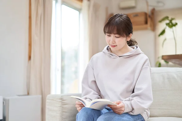 Mujer Asiática Leyendo Libro Casa —  Fotos de Stock