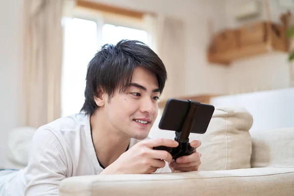 Asiatico Uomo Giocare Smartphone Gioco Stanza — Foto Stock