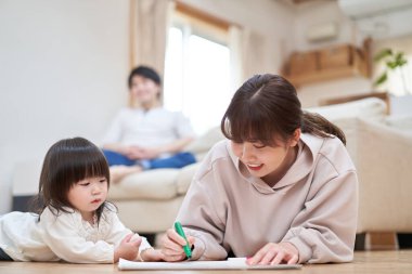 Baba, anne ve çocukla rahatlıyor.