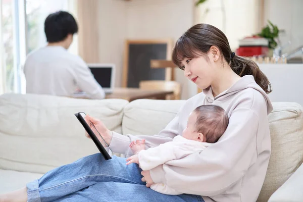 Make Gör Distansarbete Och Fru Tittar Tablett — Stockfoto