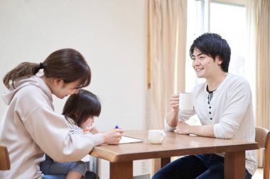 Asyalı baba karısına ve çocuklarına göz kulak oluyor.