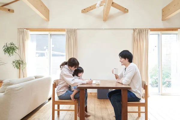 Familia Asiática Relajándose Sala Estar Una Casa Individual — Foto de Stock