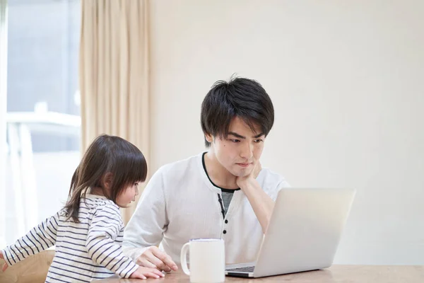 Asiatisk Pappa Komma Vägen För Arbete Barn — Stockfoto