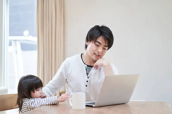 Asiatisk Pappa Komma Vägen För Arbete Barn — Stockfoto