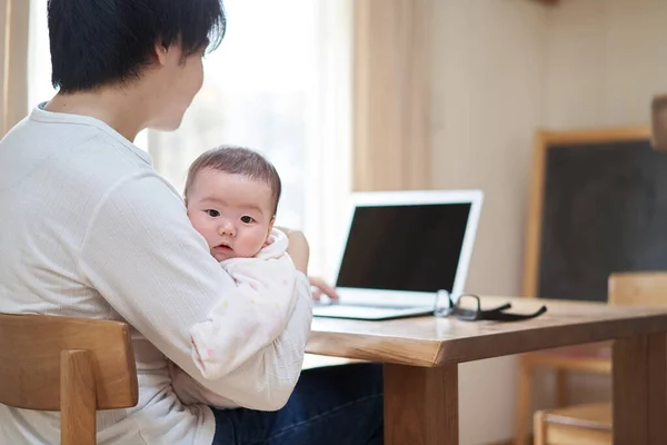 Asiático Pai Trabalhando Enquanto Babá Bebê — Fotografia de Stock