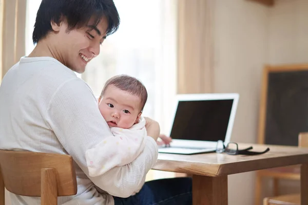 Asiatisk Pappa Arbetar Medan Barnvakt Ett Barn — Stockfoto
