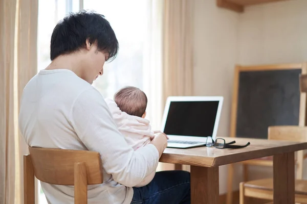 Asiatisk Pappa Arbetar Medan Barnvakt Ett Barn — Stockfoto