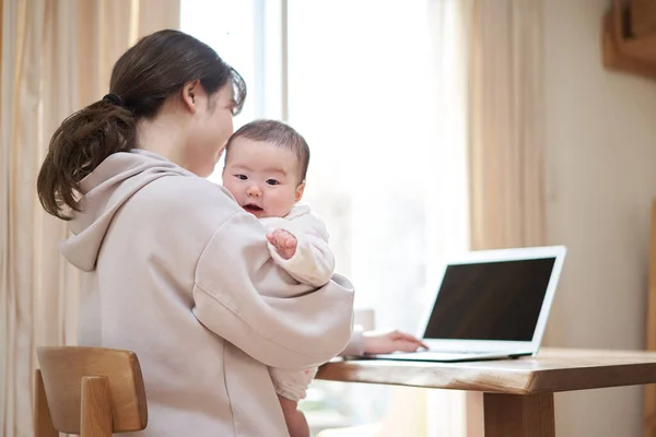 Asiática Mãe Trabalhando Enquanto Babá Seu Bebê — Fotografia de Stock