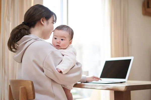 Asiática Mãe Trabalhando Enquanto Babá Seu Bebê — Fotografia de Stock