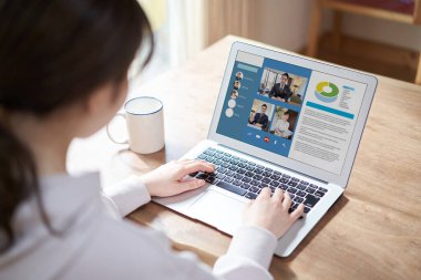 Asyalı kadınlar online toplantı yapıyorlar.