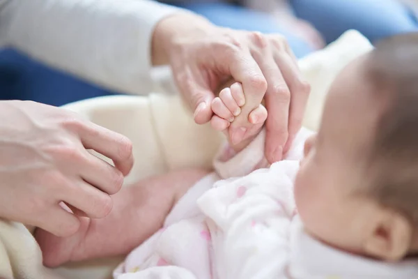Asiático Bebê Segurando Dedo Pai — Fotografia de Stock