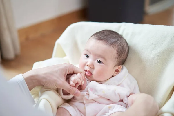 Asiático Bebê Lambendo Dedo Papai — Fotografia de Stock