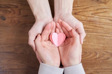 Aşkı besleyen Asyalı erkek ve kadınların elleri