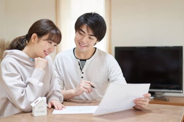 Asyalı çift ev almayı düşünüyor.