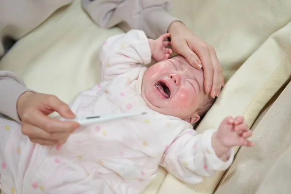 Azji Dziecko Płacze Gorączką — Zdjęcie stockowe