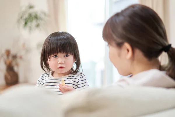 Asiatiska Barn Äter Snacks Med Mamma — Stockfoto