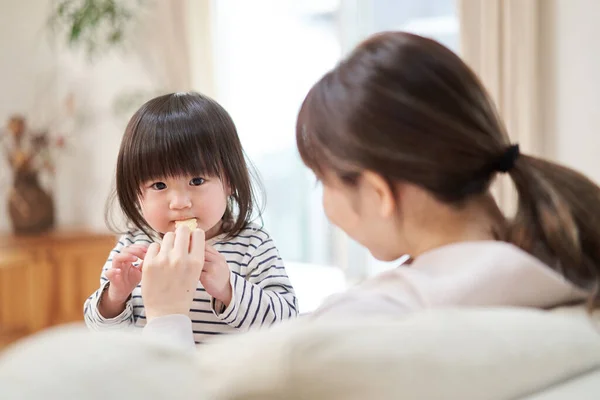 Asiatiska Barn Äter Snacks Med Mamma — Stockfoto