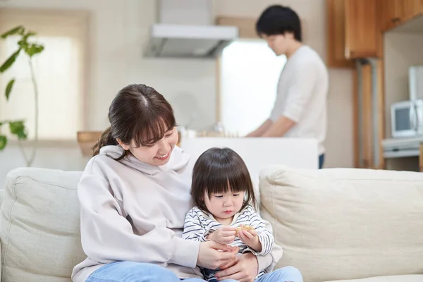 Pappa Gör Hushållsarbete Och Asiatisk Mamma Barnvakt — Stockfoto