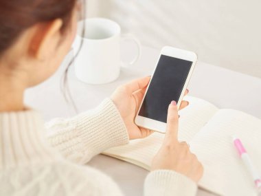 Akıllı telefon kullanan Asyalı kadınların elleri
