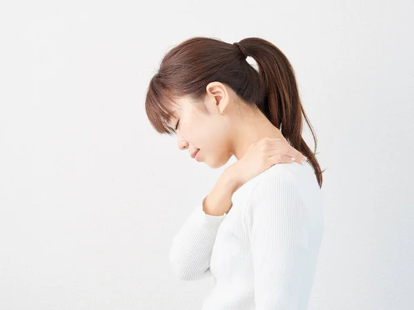 Asian Woman Suffering Stiff Shoulders — Stock Photo, Image