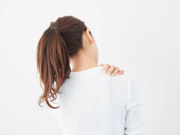 Aziatische Vrouw Lijden Aan Stijve Schouders — Stockfoto