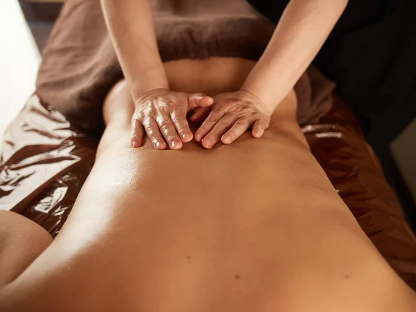 Asiatico Uomo Ricevendo Girovita Massaggio — Foto Stock
