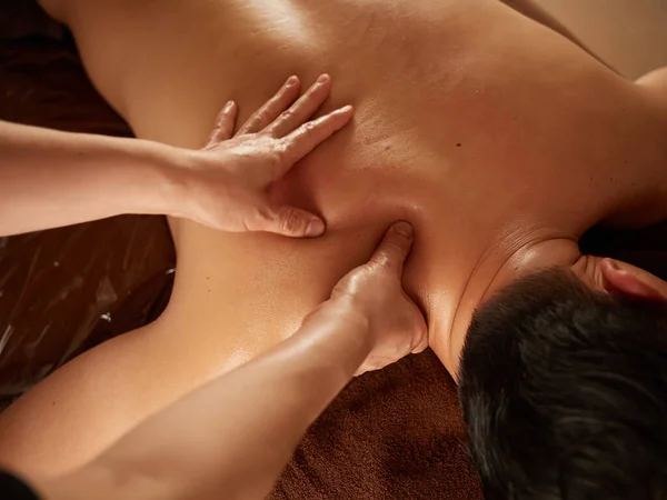 Aziatische Man Ontvangst Terug Massage — Stockfoto