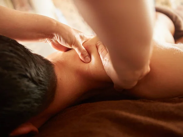 Asiatico Uomo Ricevendo Spalla Massaggio — Foto Stock
