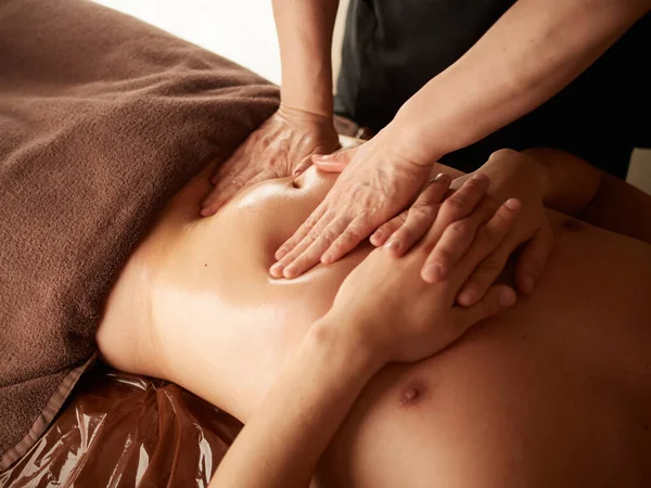 Aziatische Man Het Ontvangen Van Een Maag Massage — Stockfoto