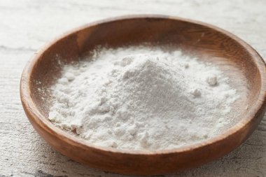 Tahta bir kasede un.