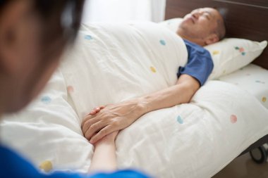 Sonunda Asyalı yaşlılar görülüyor.