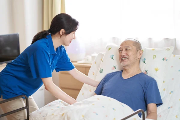 Female Caregiver Working Care Facility — Stock Photo, Image