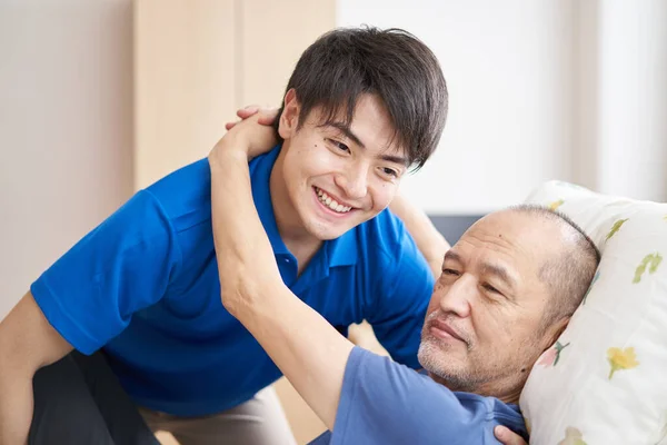 Manlig Vårdgivare Med Äldre Person — Stockfoto