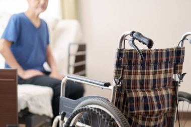 Özel odalarda tekerlekli sandalyeler ve yaşlılar