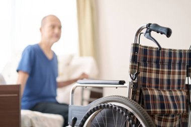 Özel odalarda tekerlekli sandalyeler ve yaşlılar