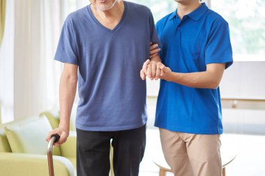 Yaşlılara yardım eden bir bakıcı.