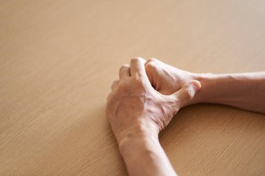 Endişeli yaşlı insanların elleri