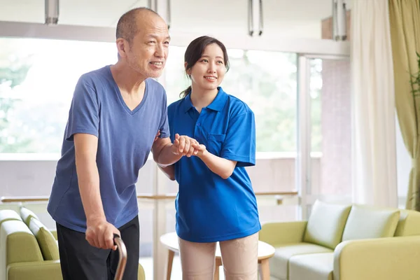 Eine Pflegekraft Die Senioren Beim Gehen Hilft — Stockfoto