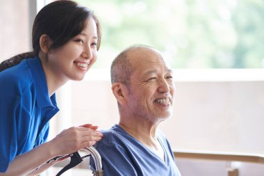 Tekerlekli sandalyede yaşlılar ve bakıcılar