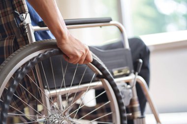 Tekerlekli sandalyedeki yaşlı insanların elleri