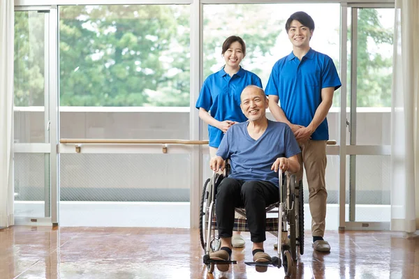 Asiatische Senioren Und Männliche Und Weibliche Pflegekräfte — Stockfoto
