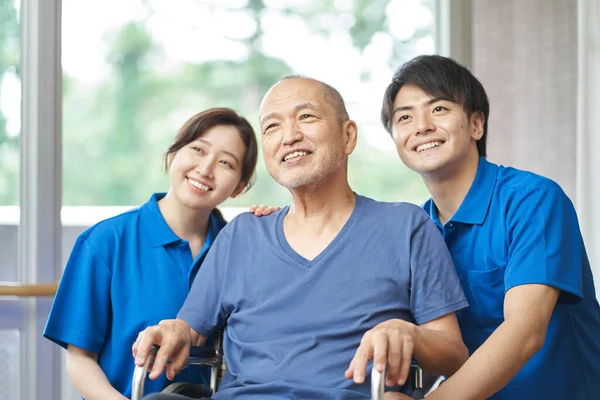 Asiatiska Skrattande Äldre Och Vårdgivare — Stockfoto