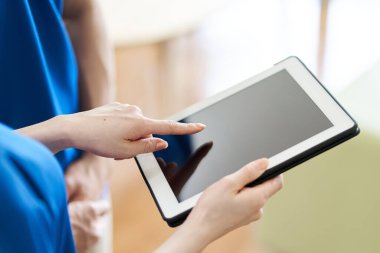 Tablette bakıcı görüntüleme materyalleri