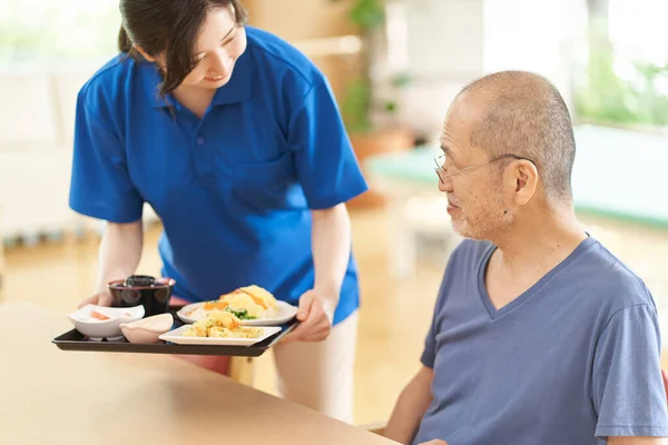 Cuidador Que Atiende Los Ancianos Centro Atención —  Fotos de Stock