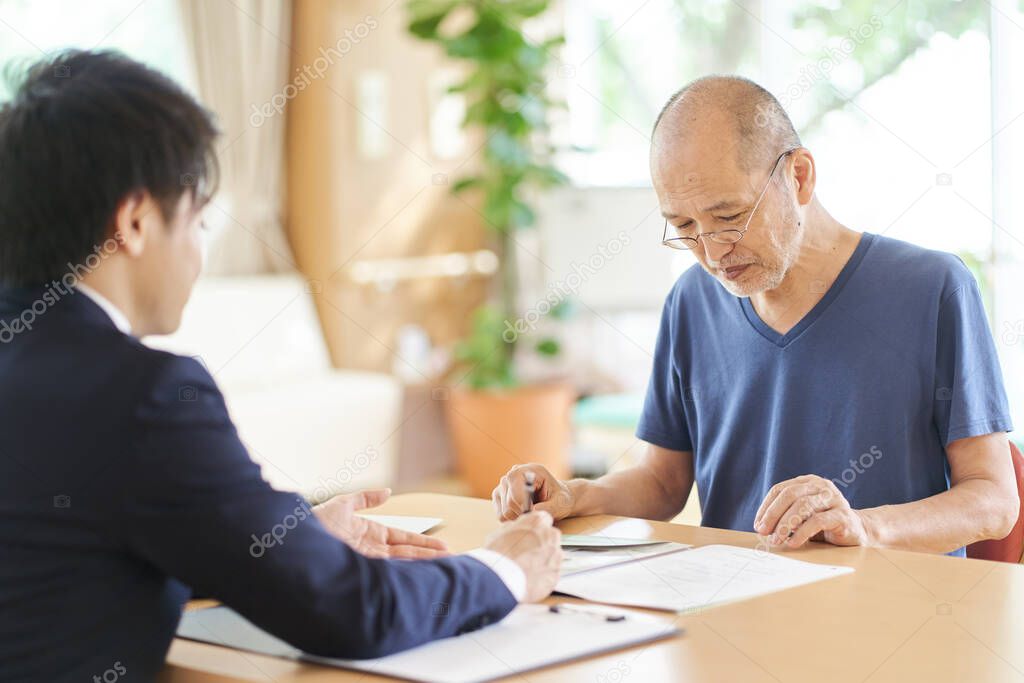 Elderly people receive explanations about long-term care facilities