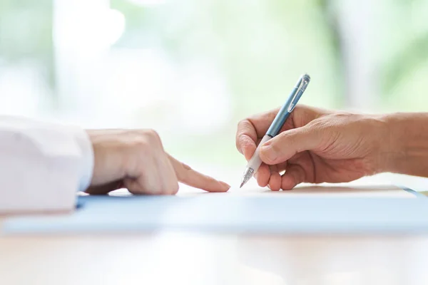 Personas Mayores Firmando Con Médico Explicando Contrato — Foto de Stock